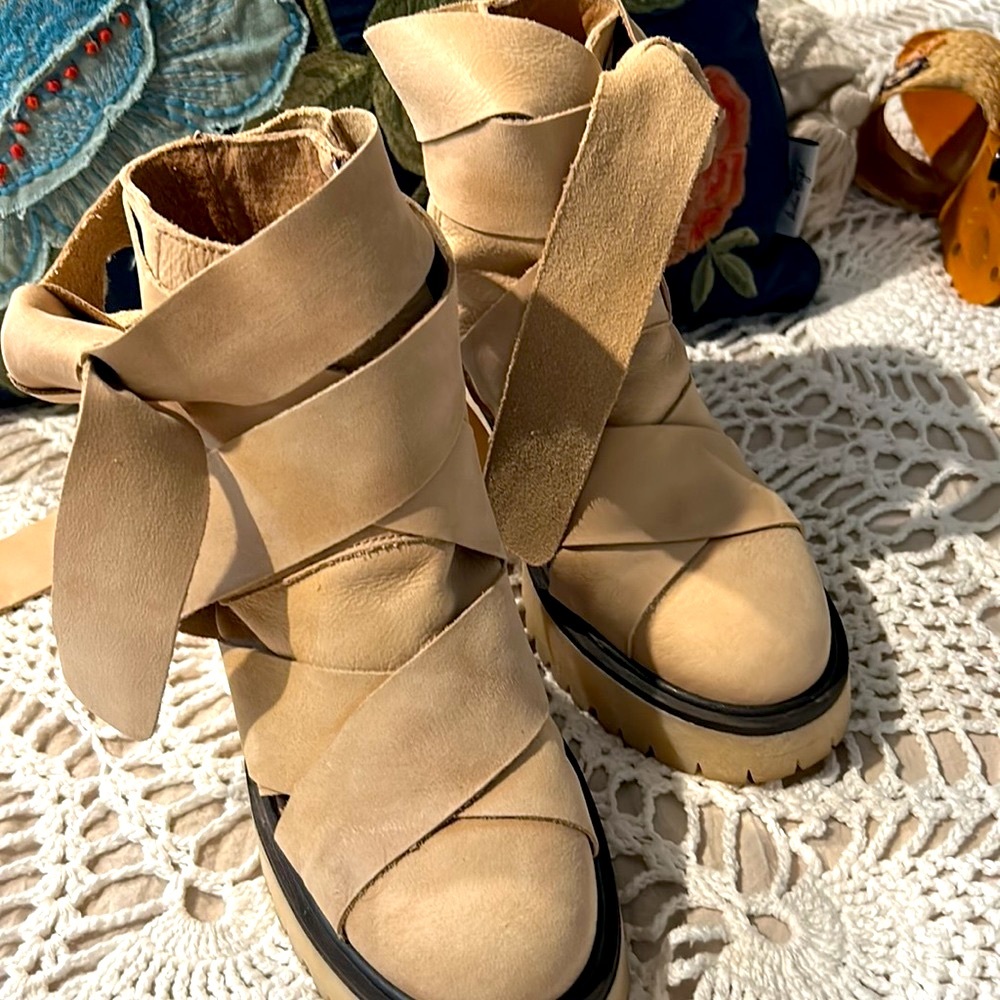 💋FREE PEOPLE leather strappy ankle booties with platform heel. Size 36